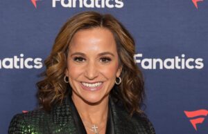 ダイアナ・ルッシーニがマイク・ヴラベルの前で夫とのひどいセックスについて冗談を言う:見て身悶え! dianna-russini-jokes-about-bad-sex-with-husband-in-front-of-mike-vrabel:-watch-and-cringe!