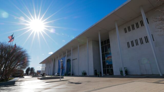 trump-must-remove-name-from-kennedy-center,-judge-orders