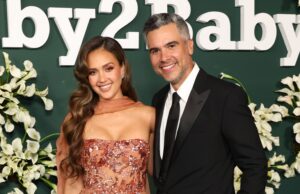 ジェシカ・アルバとキャッシュ・ウォーレンの卒業式での気まずい距離は、あなたが想像しているものとは違う ジェシカ・アルバとキャッシュ・ウォーレンの卒業式でのぎこちない距離は、あなたが思っているようなものではない
