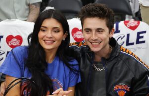 カイリー・ジェンナーとティモシー・シャラメのコートサイドでのキスは、私たちに幻想を売り込んでいる。この後どうなるのか。. カイリー・ジェンナーとティモシー・シャラメのコートサイドでのキスは私たちにファンタジーを売り込んでいる。次はこれだ。.