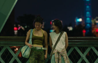 二人の女性が上海の街を彷徨うクィア・ラブストーリー『エフェメラ』(独占映像) 2人の女性が上海の街を彷徨う、クィアなラブストーリー『エフェメラ』(独占クリップ)