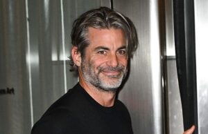 ジム・カーティスの健康状態:ジェニファー・アニストンの恋人の「誤診された病気」が足を引きずるなどの症状を引き起こした ジム・カーティスの健康状態:ジェニファー・アニストンの恋人の「誤診された病気」が足を引きずるなどの症状を引き起こした