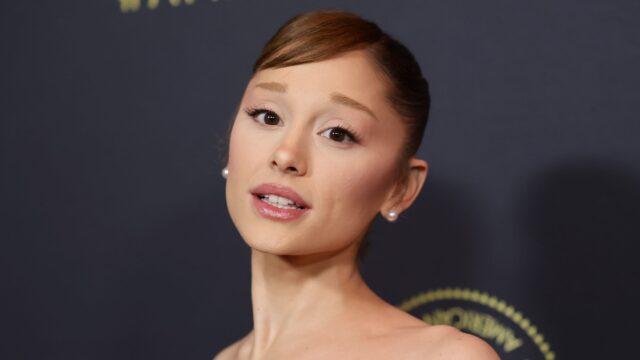 ariana-grande-breaks-down-into-tears-on